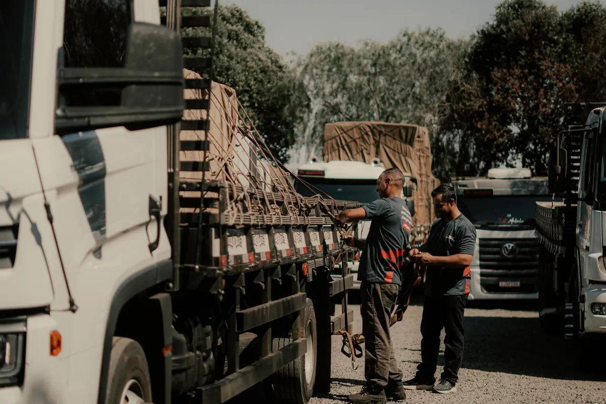 Equipe da TR Toledo junto à frota de transporte